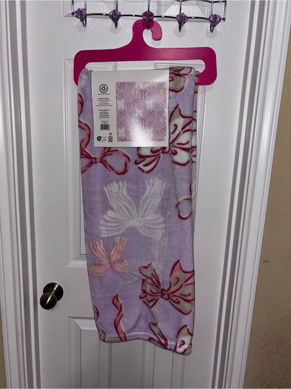 Bows Valentine’s Plush Throw Blanket - Picture 2 of 2